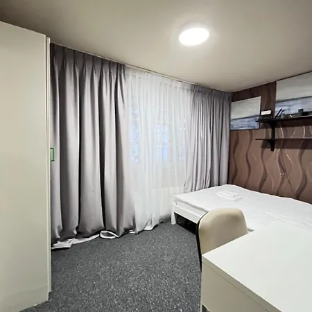 Girls Dorm ホステル